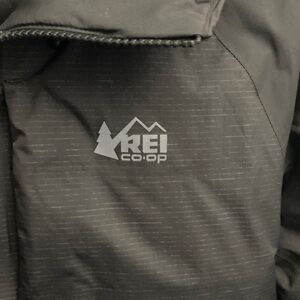 REI womans coat black like new !